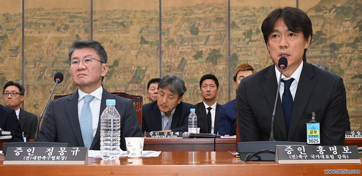 7月30日，韩国首尔，郑梦奎（左）和洪明甫出席国会听证会。图源：韩媒